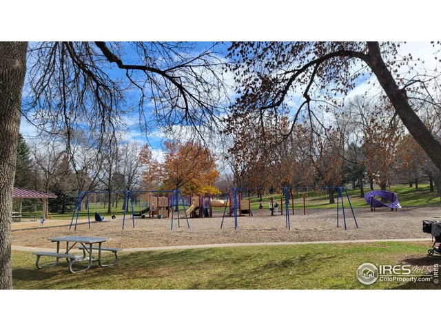 a black and white photo of a living room