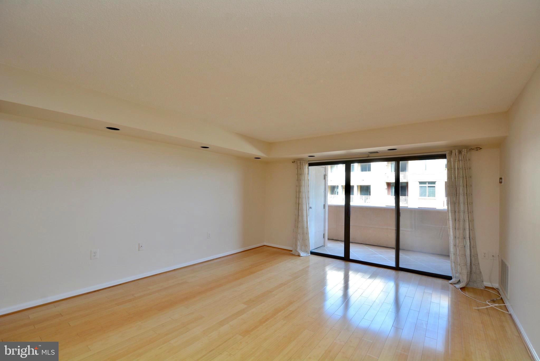1301 North Courthouse Road, Unit 1512 Arlington, VA 22201 - Photo 11 of 37 LR -- large slider to balcony