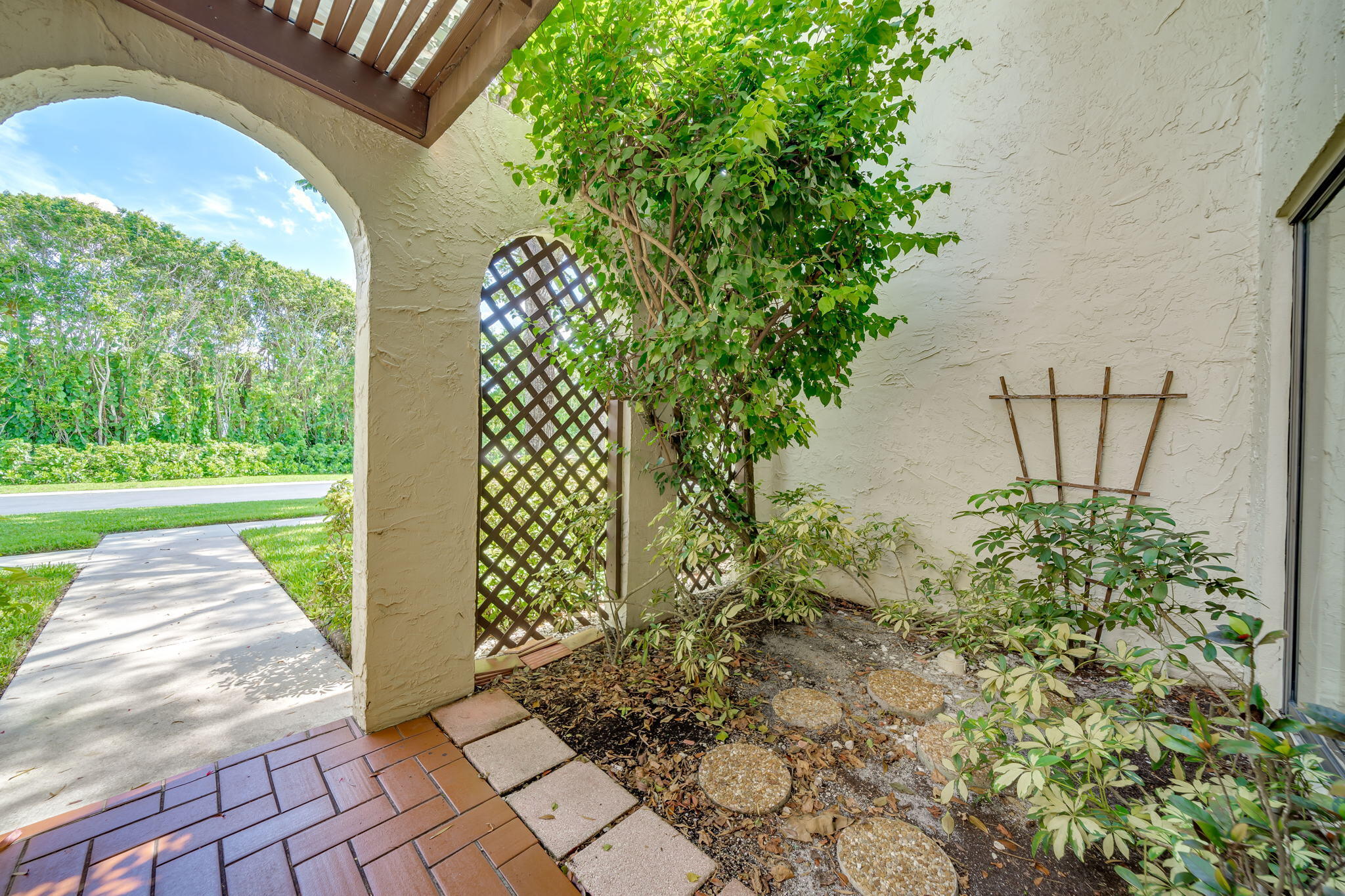 21743 Arriba Real, Unit 28G Boca Raton, FL 33433 - Photo 3 of 42 GARDEN AREA FRONT