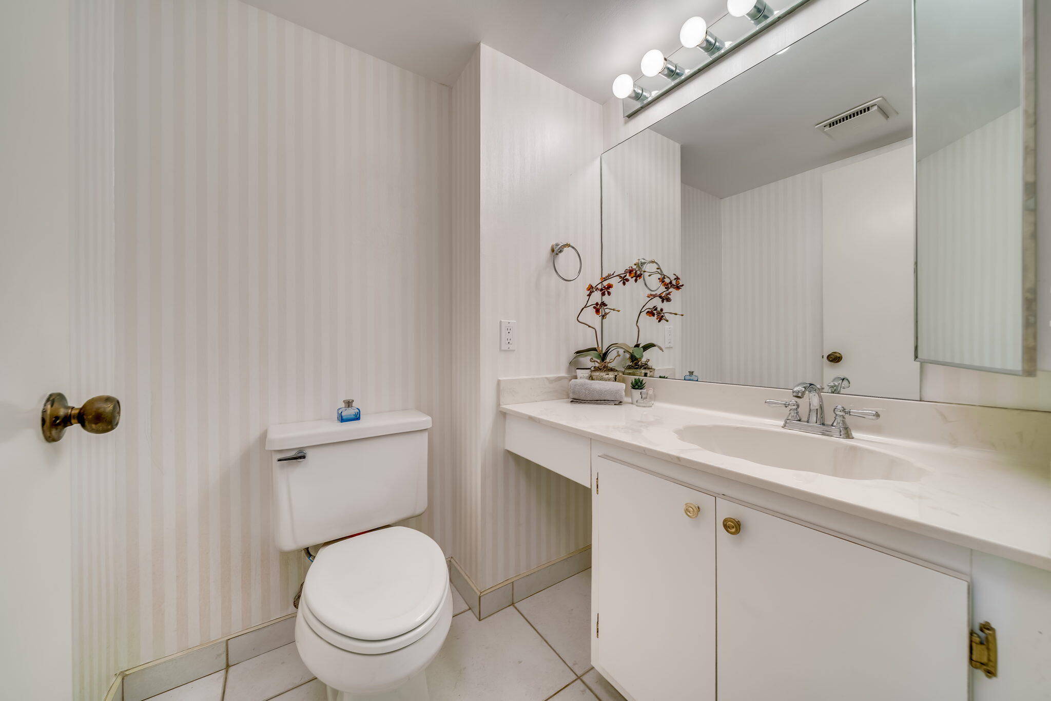 21743 Arriba Real, Unit 28G Boca Raton, FL 33433 - Photo 5 of 42 1/2 BATH DOWNSTAIRS