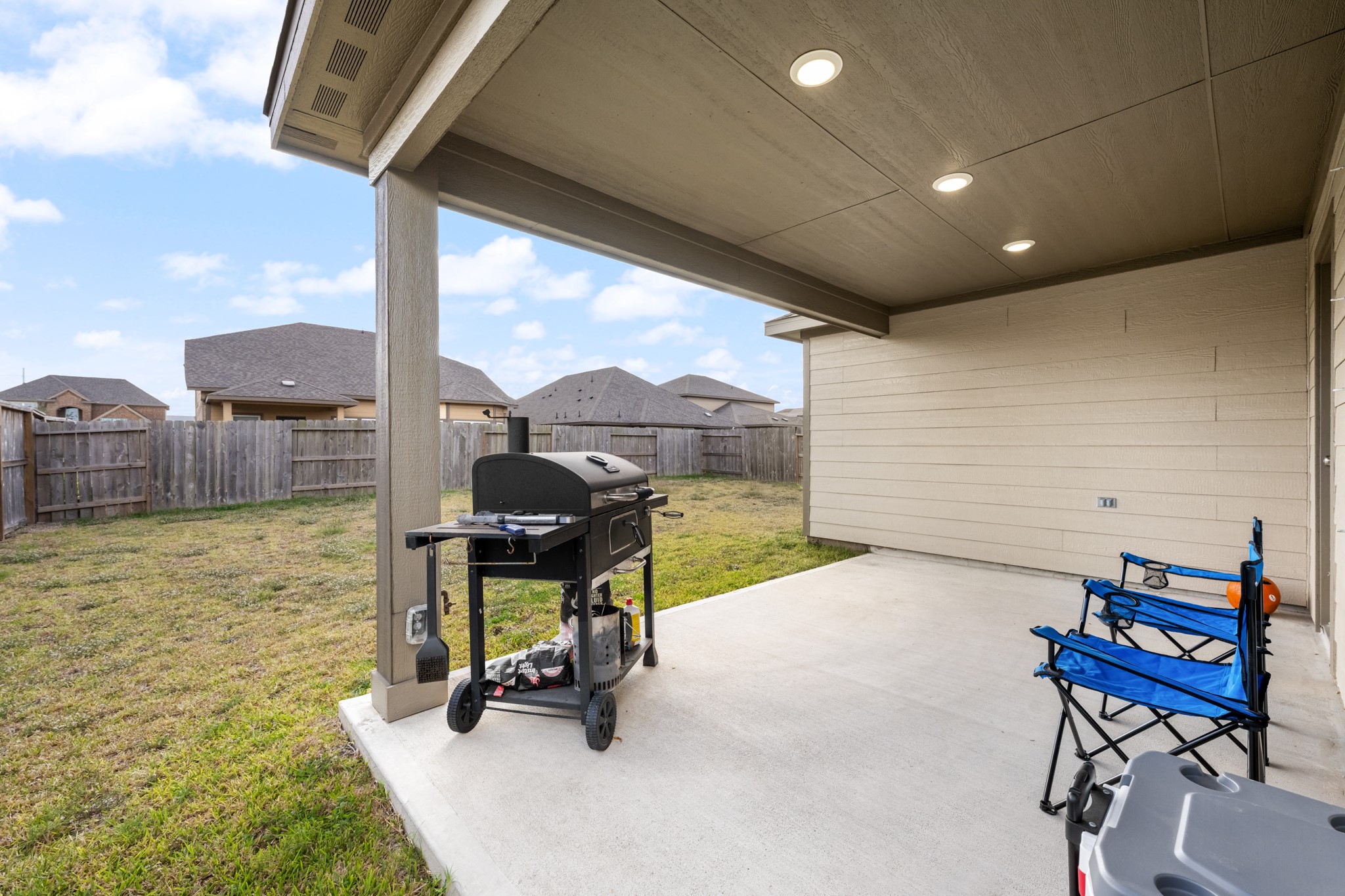 1326 Taft Pt Lane Rosharon, TX 77583 - Photo 35 of 39 a view of a chairs and table in the patio