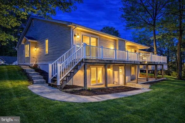 a view of an house with backyard and swimming pool