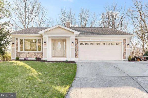 a view of a house with backyard and garden