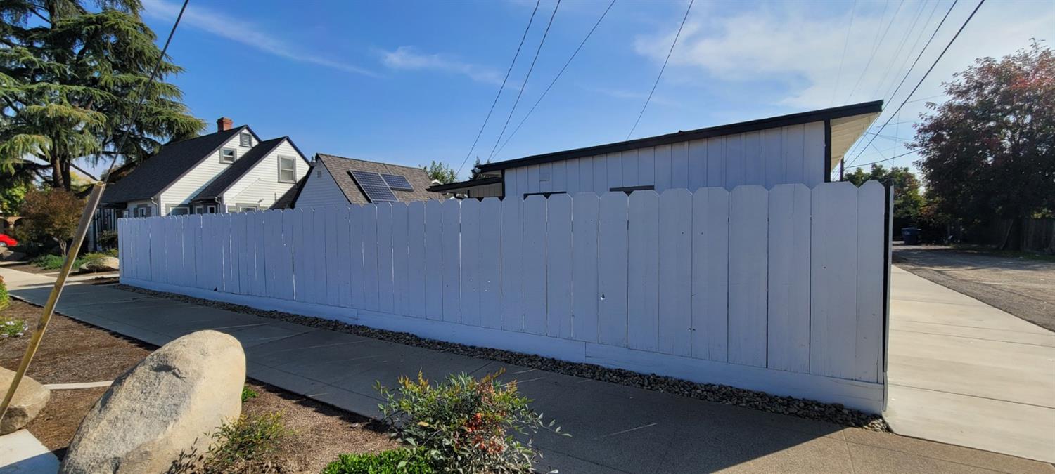1410 10th Street Reedley, CA 93654 - Photo 9 of 44 a view of entryway