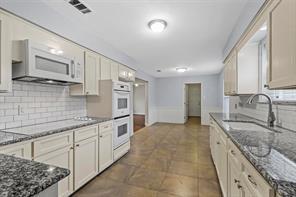 14722 Overview Drive Dallas, TX 75254 - Photo 10 of 40