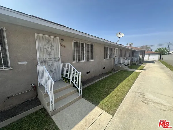 a view of a house with backyard and porch