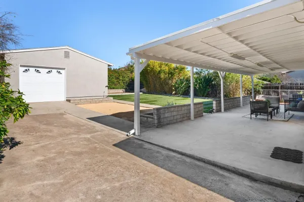 a view of a backyard