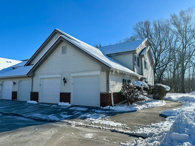 $299,900 | 636 Pewaukee Road, Unit H, Pewaukee, WI 53072