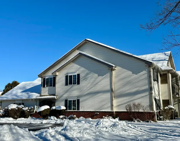 $299,900 | 636 Pewaukee Road, Unit H, Pewaukee, WI 53072