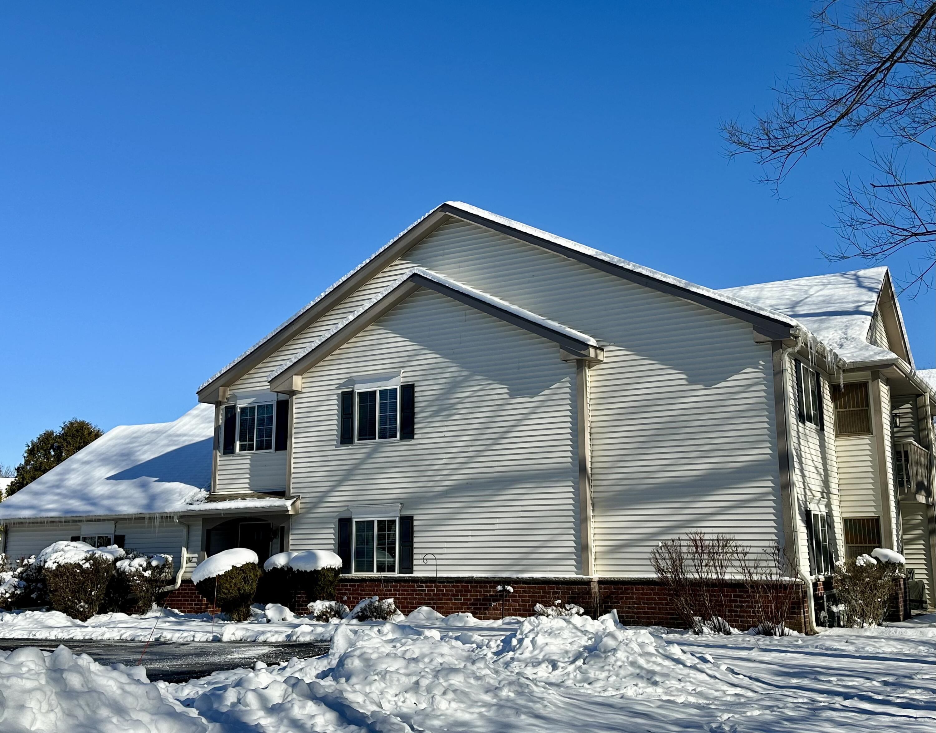636 Pewaukee Road, Unit H Pewaukee, WI 53072 - Photo 30 of 43 Exterior