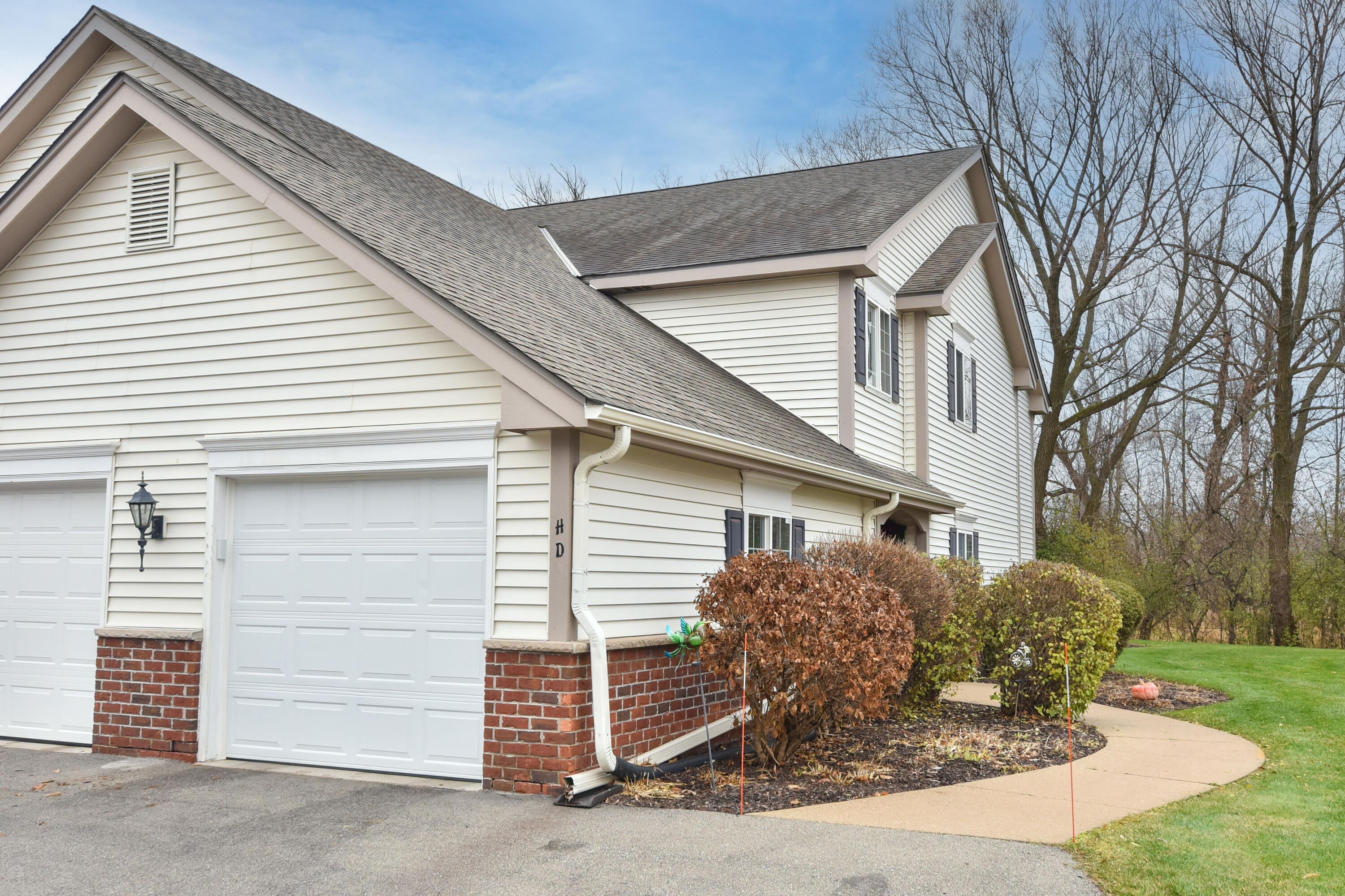 636 Pewaukee Road, Unit H Pewaukee, WI 53072 - Photo 36 of 43 Exterior in the fall