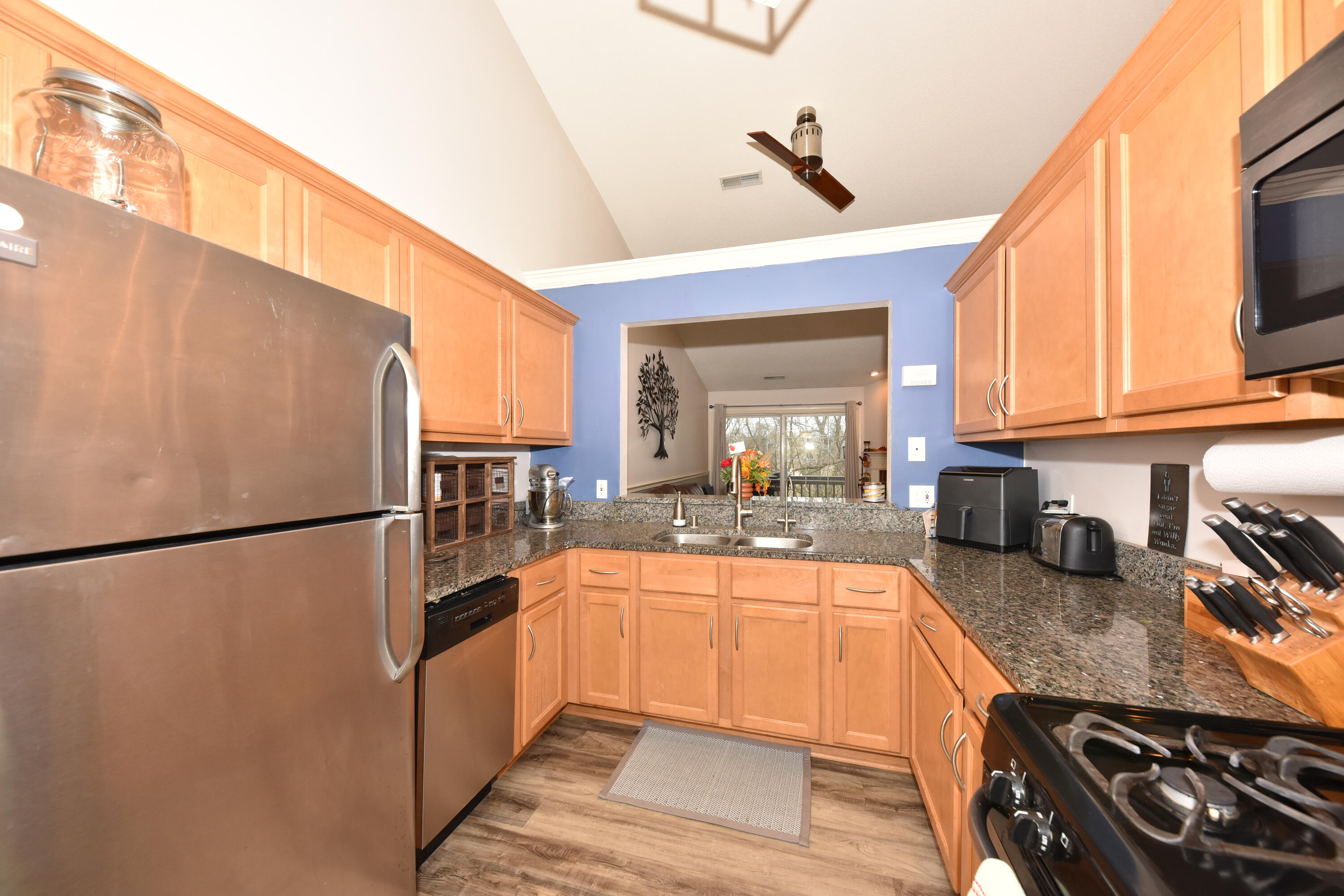 636 Pewaukee Road, Unit H Pewaukee, WI 53072 - Photo 6 of 43 Elegant Kitchen