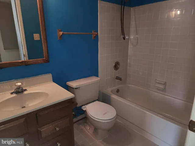 a view of entryway with a yard