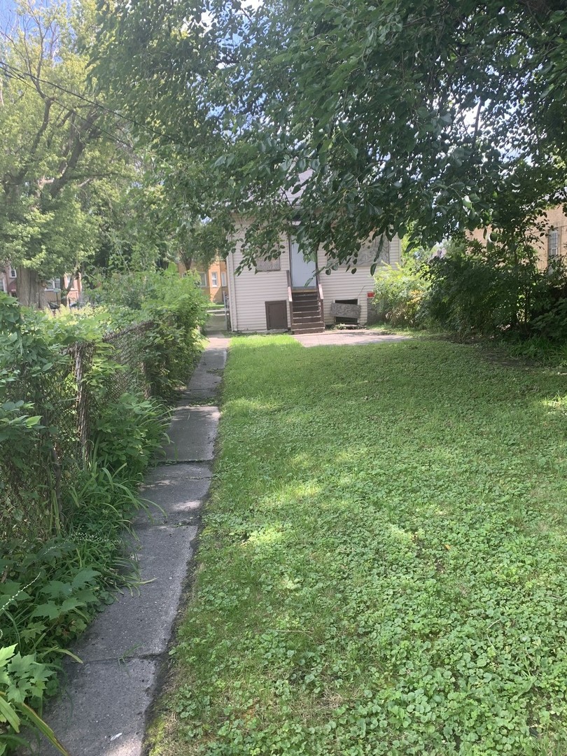 6840 South Indiana Avenue Chicago, IL 60637 - Photo 3 of 4 a view of a garden with a fountain