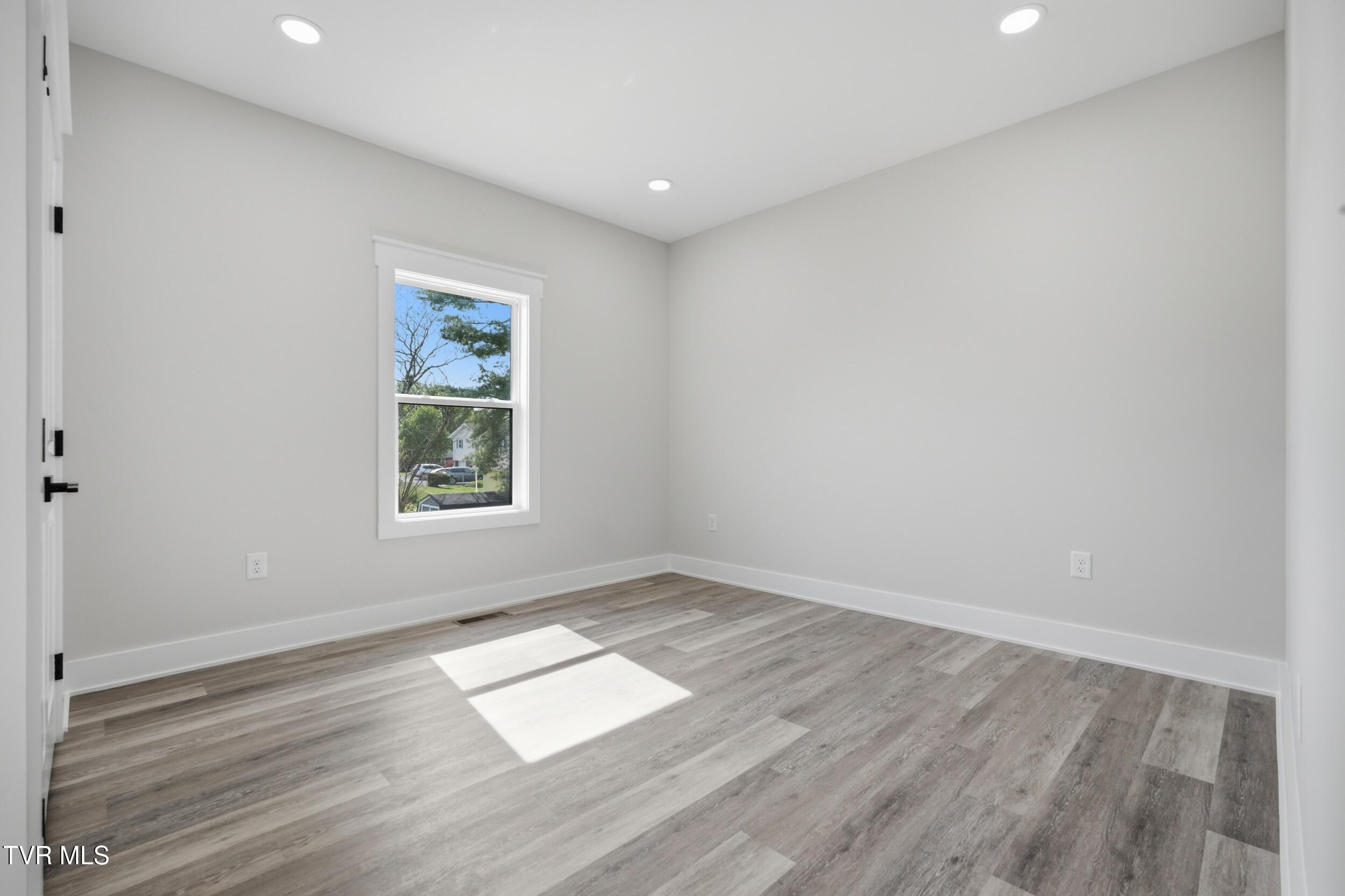 112 Lamont Road Bristol, VA 24201 - Photo 21 of 31 dsc05007