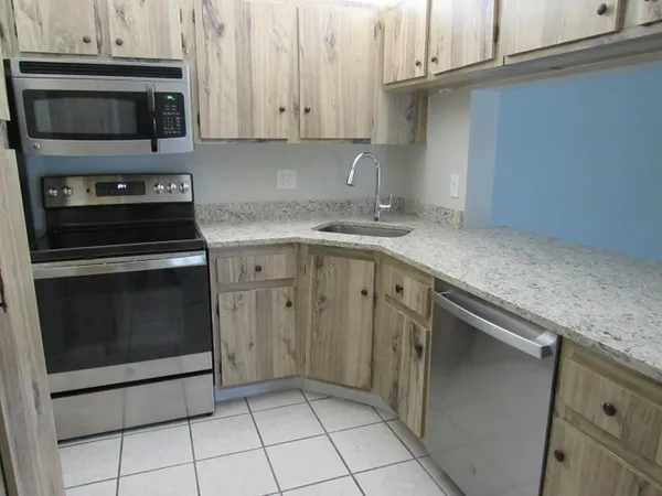 $2,000 | 703 Sunny Pine Way, Unit G2, Greenacres, FL 33415