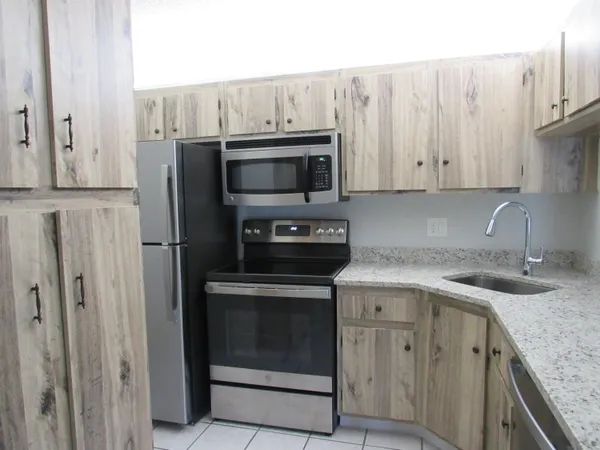 $2,000 | 703 Sunny Pine Way, Unit G2, Greenacres, FL 33415