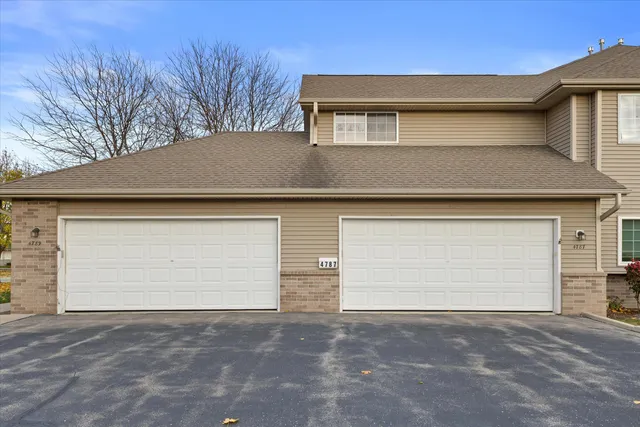 $275,000 | 4787 West Maple Leaf Circle, Greenfield, WI 53220