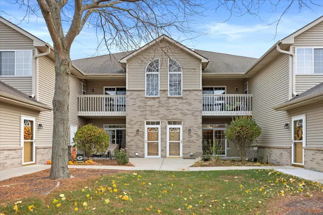 $275,000 | 4787 West Maple Leaf Circle, Greenfield, WI 53220