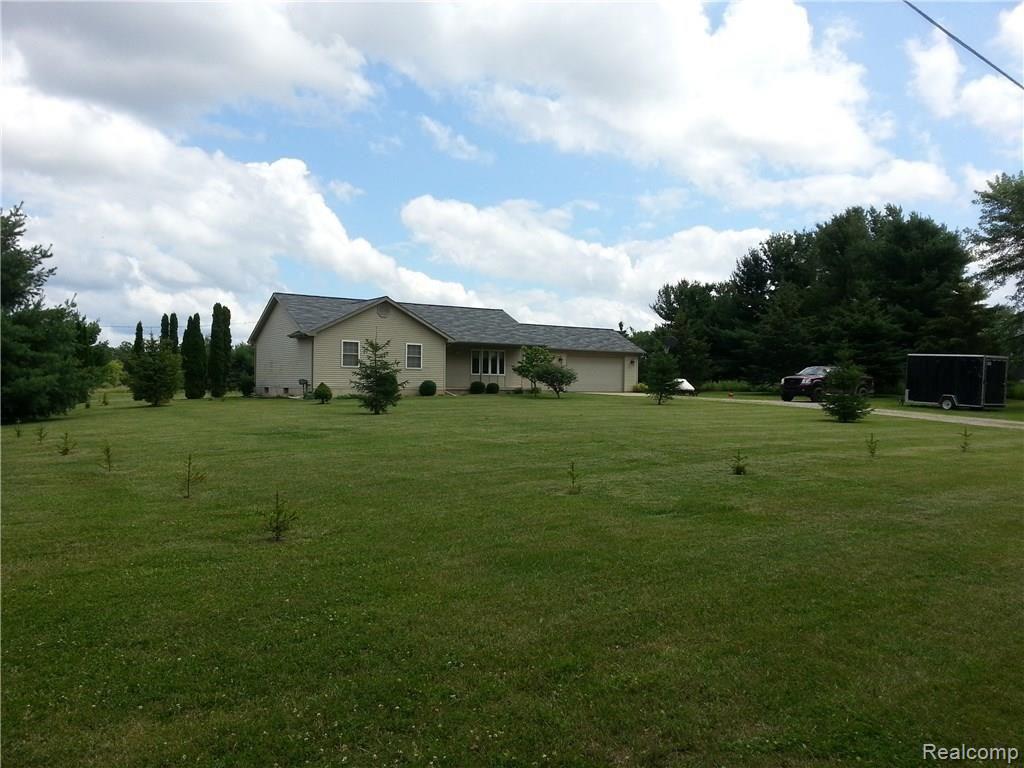 6472 McGuire Road Fenton, MI 48430 - Photo 2 of 21 6472 McGuire photo 1.jpg