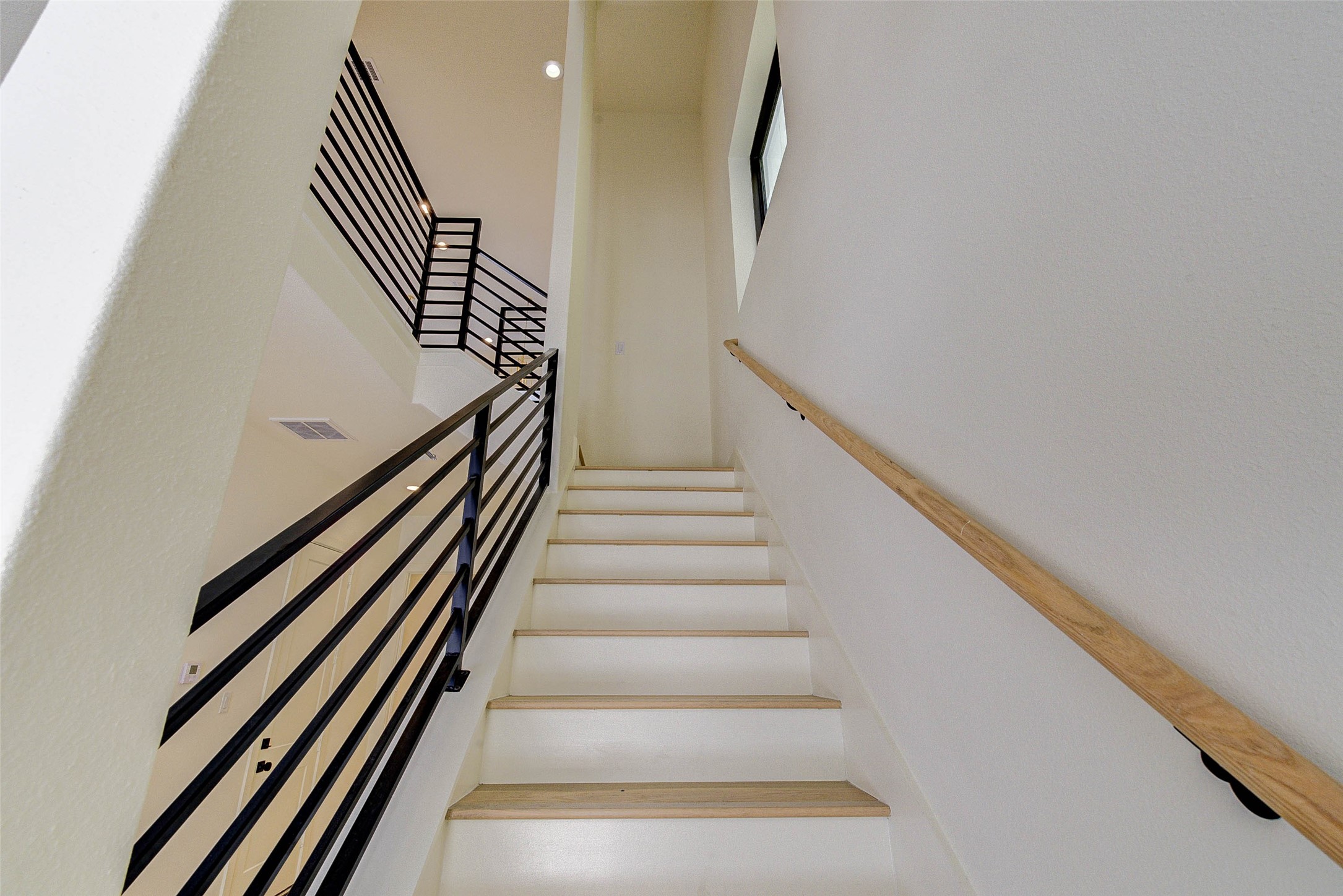 1803 Dunlavy Street Houston, TX 77006 - Photo 19 of 35 a view of entryway