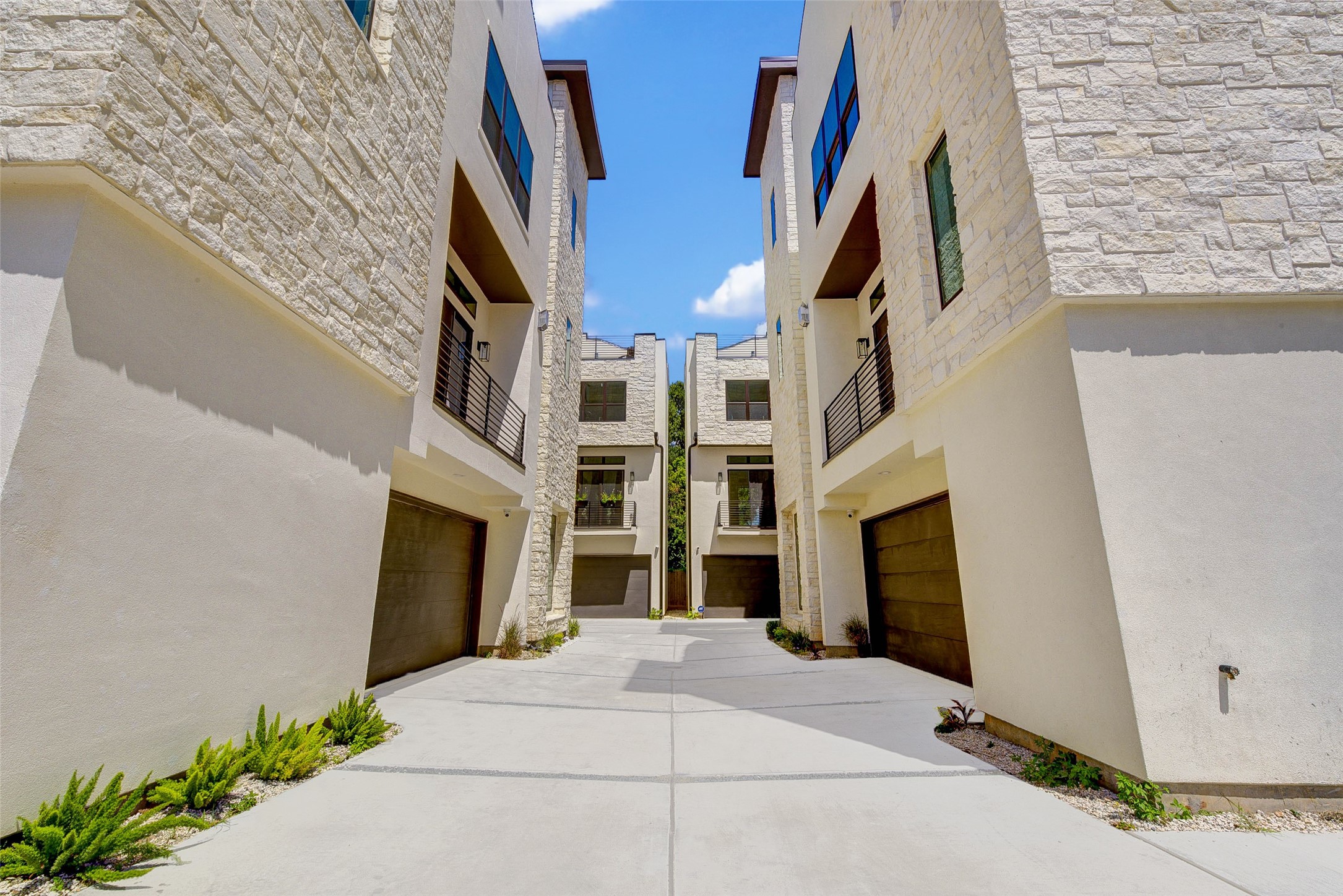 1803 Dunlavy Street Houston, TX 77006 - Photo 2 of 35 a view of an buildings with entryway