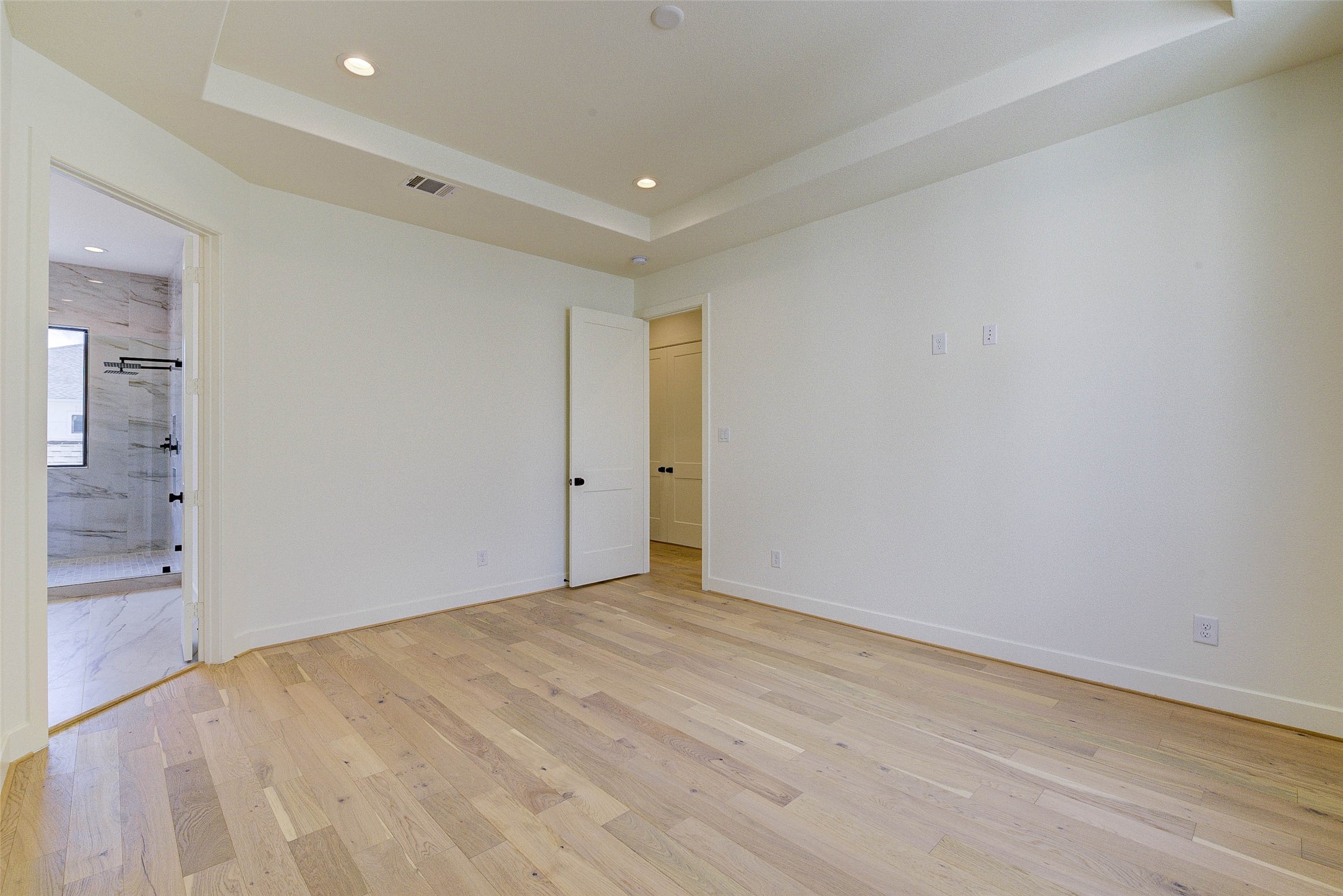 1803 Dunlavy Street Houston, TX 77006 - Photo 21 of 35 a view of an empty room