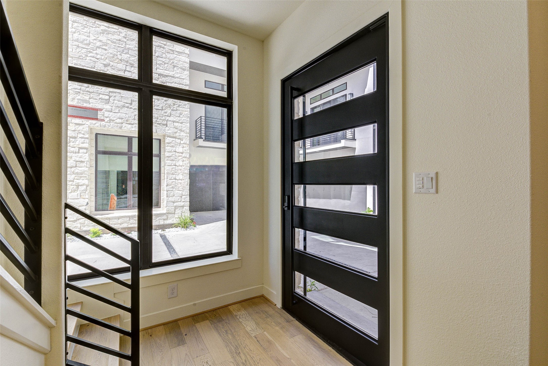 1803 Dunlavy Street Houston, TX 77006 - Photo 5 of 35 a view of an entryway