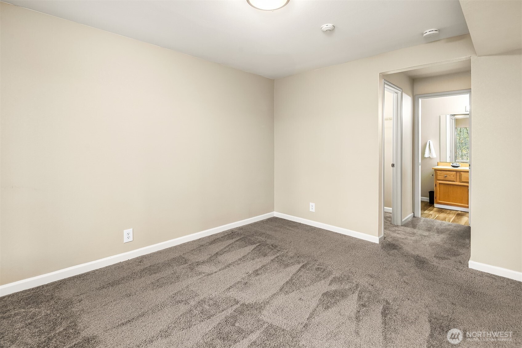 7250 Old Redmond Road, Unit C111 Redmond, WA 98052 - Photo 33 of 39 an empty room with a hallway