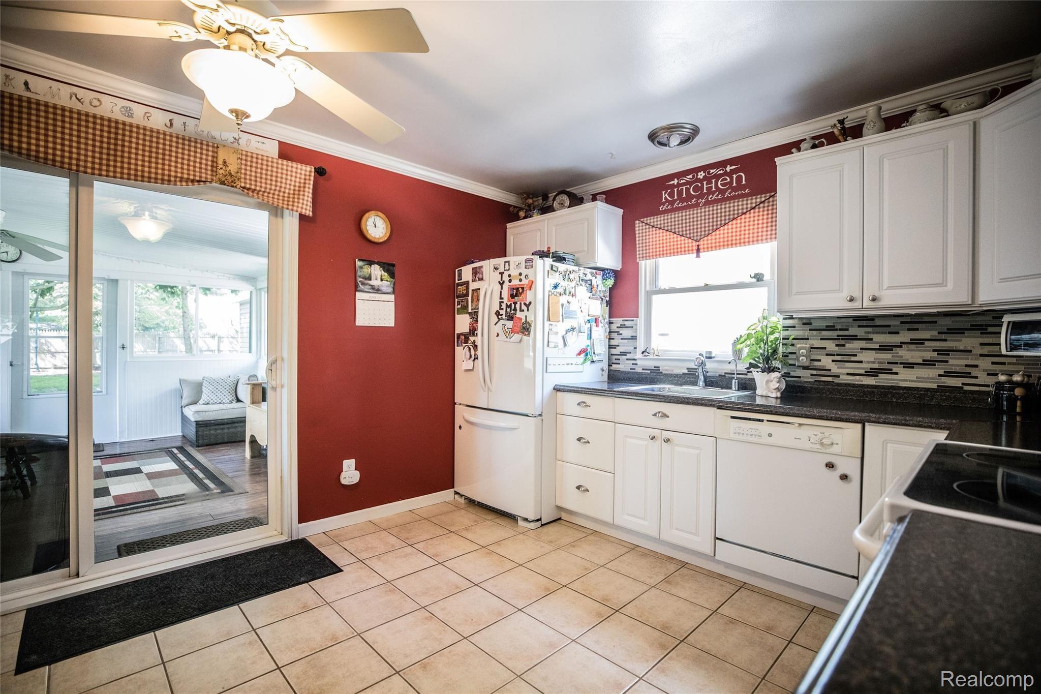 3114 Avon Manor Road Rochester, MI 48307 - Photo 8 of 27 7E8A9027.jpg