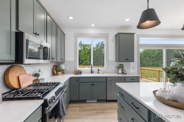 $569,900 | 8284 Kettle Oak Drive Southeast, Alto, MI 49302