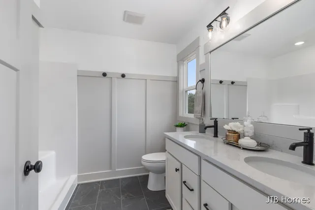 $569,900 | 8284 Kettle Oak Drive Southeast, Alto, MI 49302