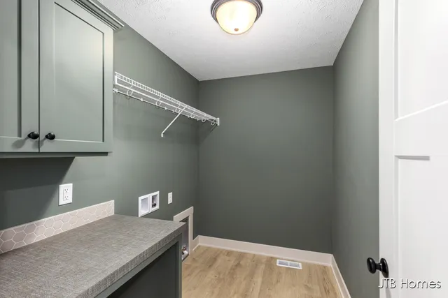 $569,900 | 8284 Kettle Oak Drive Southeast, Alto, MI 49302