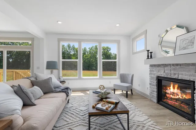 $569,900 | 8284 Kettle Oak Drive Southeast, Alto, MI 49302