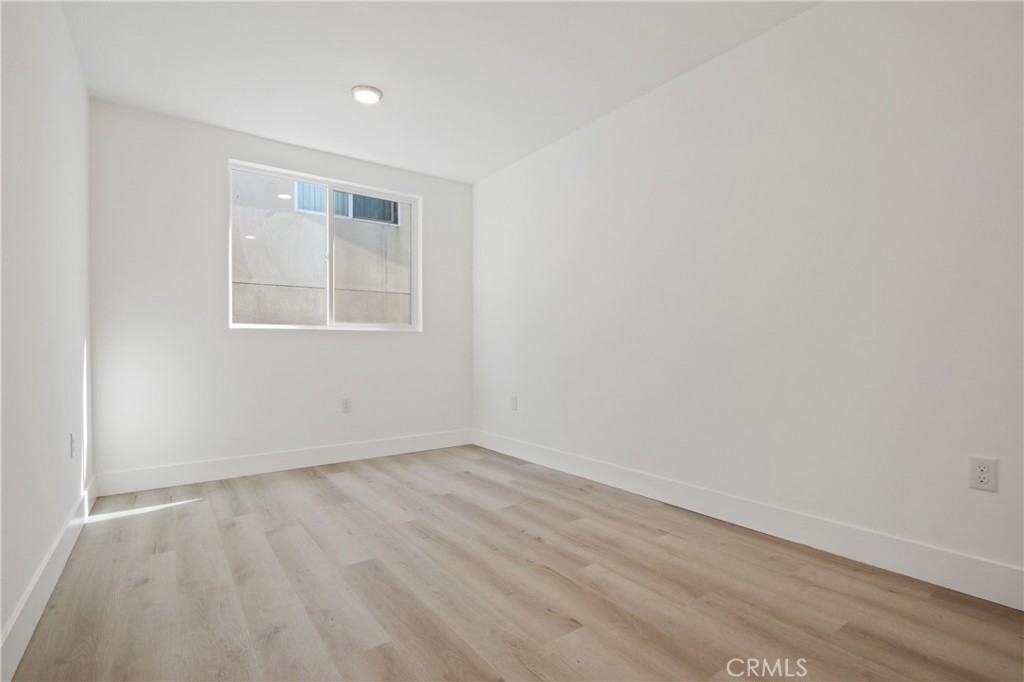 9241 1/2 Firth Boulevard, Unit 1/2 Los Angeles, CA 90002 - Photo 11 of 25 an empty room with a window