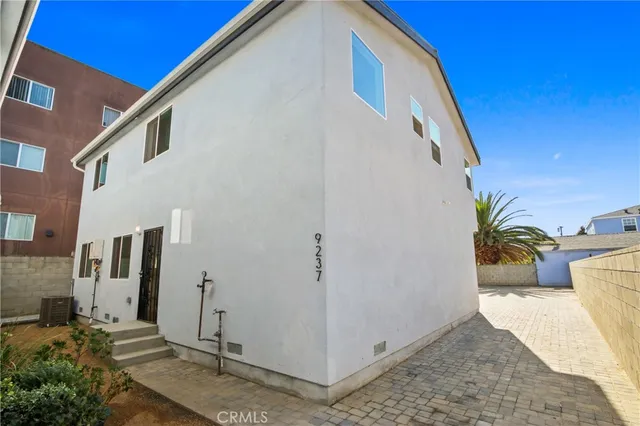 a view of a house with backyard