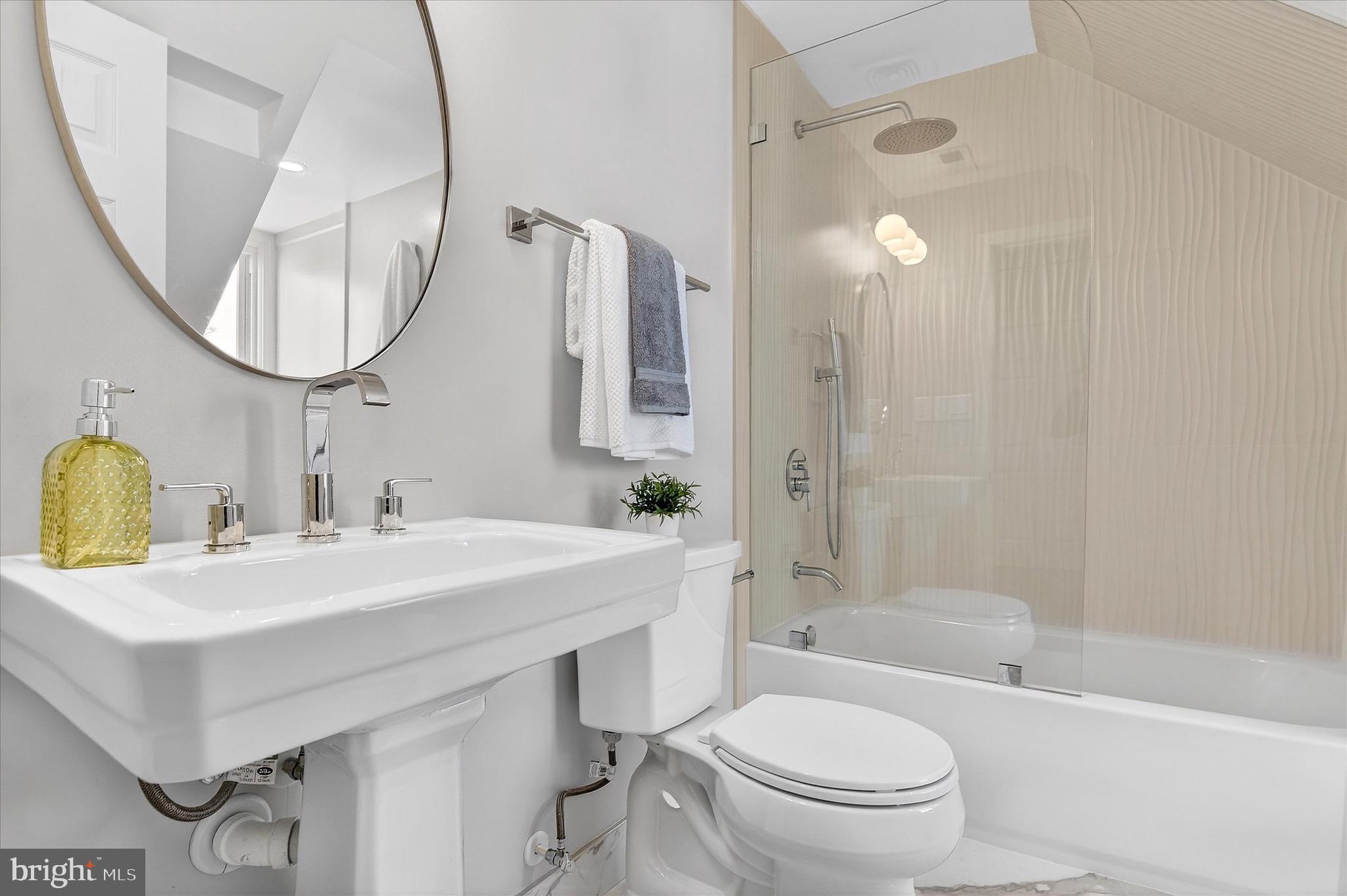 1607 North Glebe Road Arlington, VA 22207 - Photo 27 of 45 Bathroom upper lvl