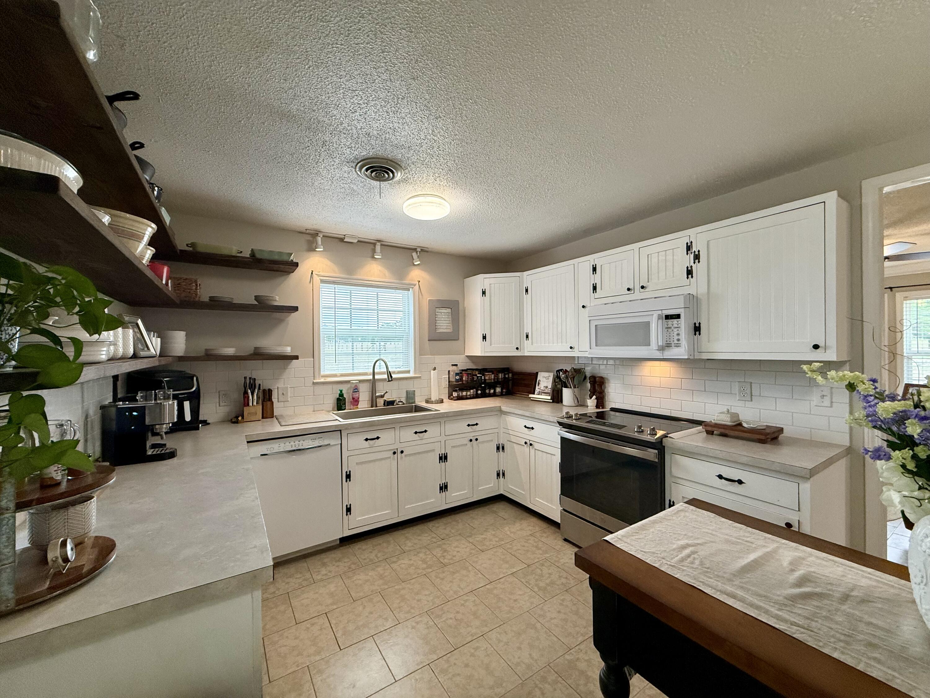 3674 White Oak Road Thomson, GA 30824 - Photo 4 of 13 Kitchen