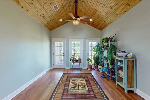 a view of entryway with livingroom