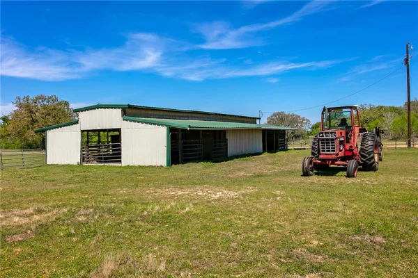 a view of a big room with garage