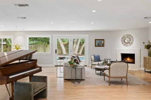 $1,075,000 | 8805 Point W Drive, Austin, TX 78759