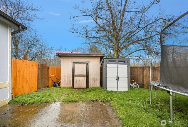 a view of a backyard