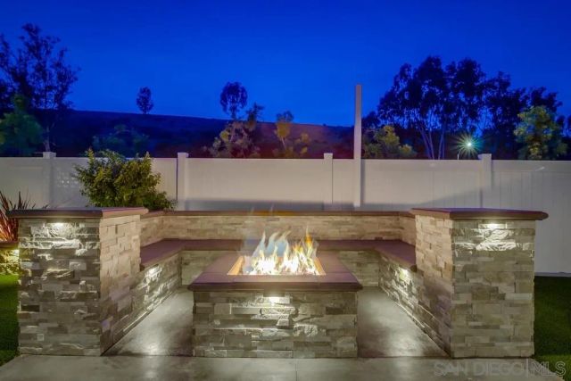 a view of a fountain in front of a building
