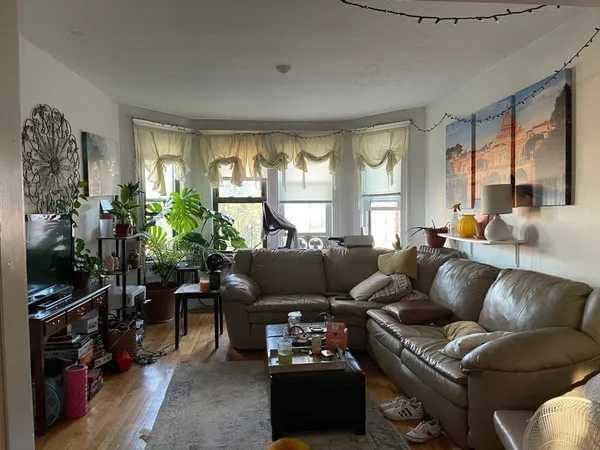$4,000 | 1343-1347 Commonwealth Avenue, Unit 1, Boston, MA 02134