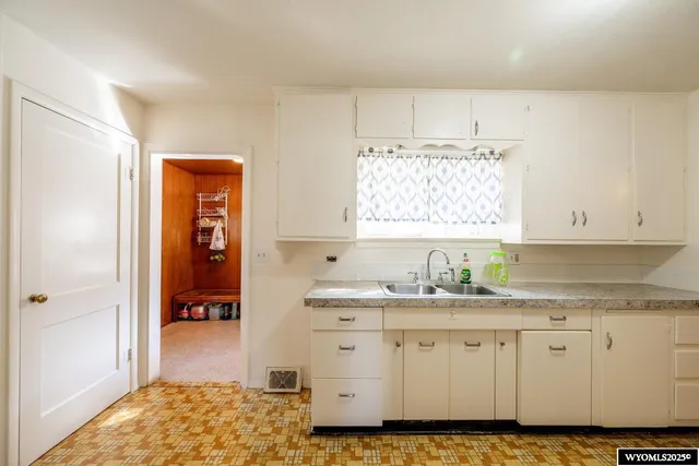 $292,500 | 579 North Desmet Avenue, Buffalo, WY 82834