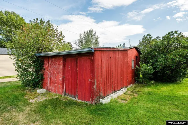 $292,500 | 579 North Desmet Avenue, Buffalo, WY 82834