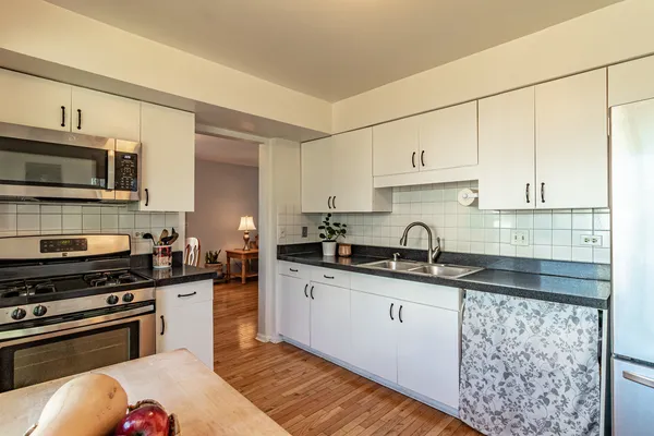 $380,000 | 1577 Pinetree Drive, Gurnee, IL 60031