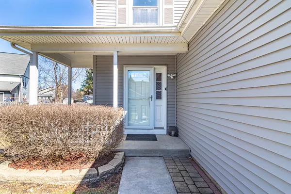 $380,000 | 1577 Pinetree Drive, Gurnee, IL 60031