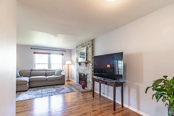 $380,000 | 1577 Pinetree Drive, Gurnee, IL 60031