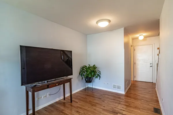 $380,000 | 1577 Pinetree Drive, Gurnee, IL 60031